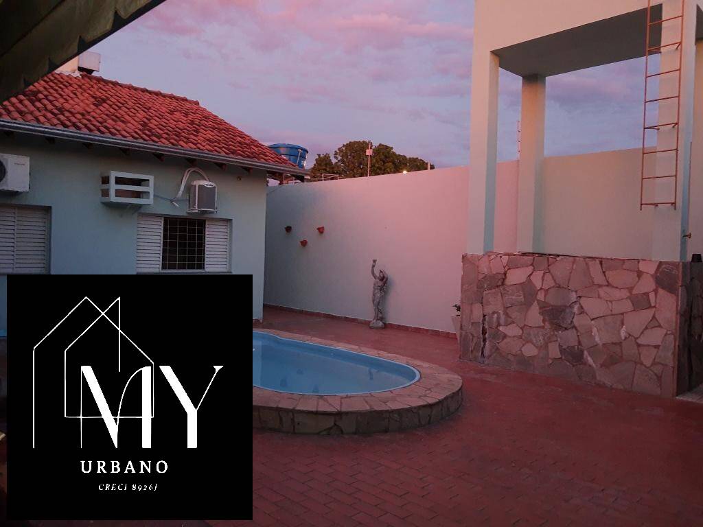 Casa à venda com 4 quartos, 230m² - Foto 1
