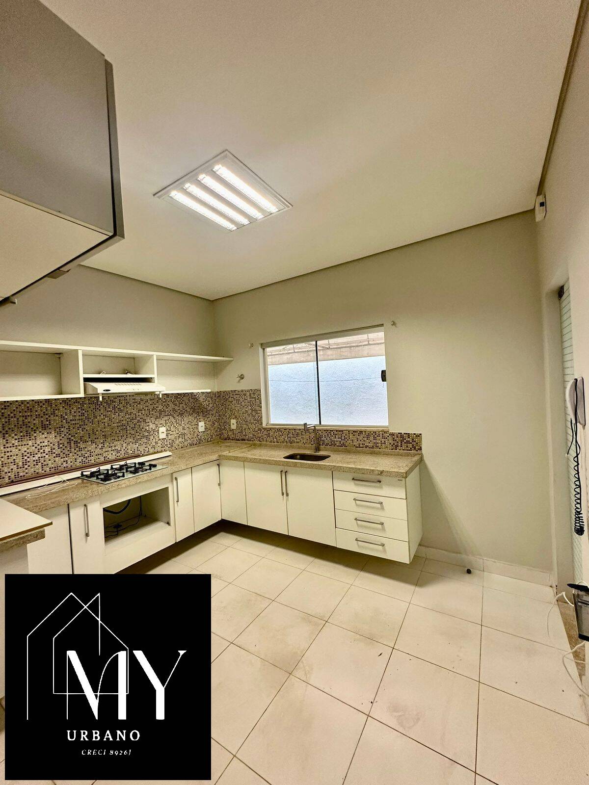 Casa de Condomínio à venda com 4 quartos, 342m² - Foto 3